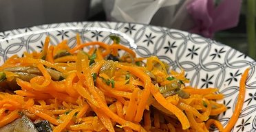 Яскраво і смачно: салат із корейською морквою та грибами
