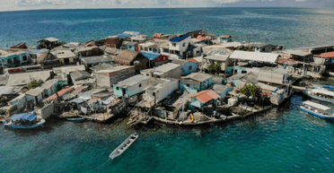 Нет места даже для велосипедов: как живут люди на самом населенном острове в мире (фото)