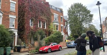 "Живемо, наче в зоопарку": будинок посеред міста майже повністю заріс плющем (фото)