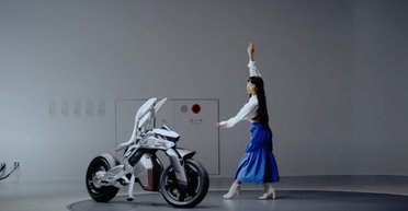 Yamaha показала необычный "танцующий" байк-трансформер с автопилотом (видео)