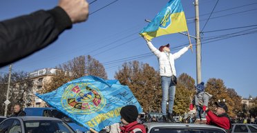 "Встречали аплодисментами": полицейский вспомнил, как поднял флаг Украины в освобожденном Херсоне