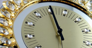 Как не заснуть до полуночи в канун Нового года 2024: простые советы