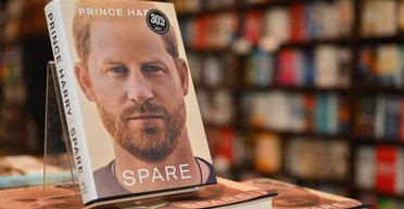 Принц Гаррі шукає більше "сенсаційних матеріалів" для нової книги