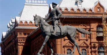 На памятнике Жукову в Москве написали "ГУР": против двух женщин возбудили уголовное дело