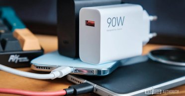 Почему стоит покупать смартфоны, которые заряжаются от любой зарядки: ответ экспертов
