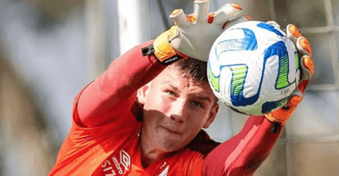 Украинский голкипер забил невероятный гол через все поле: видео уникального удара