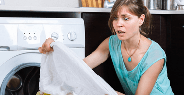 Як видалити з одягу старі жирні плями: лайфхак, який передають з покоління в покоління