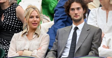 Шикарна Сієнна Міллер в елегантному вбранні відвідала Вімблдон (фото)