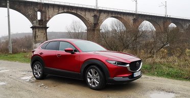 Время кроссоверов. Тест-драйв компактного гибрида Mazda CX-30 (видео)