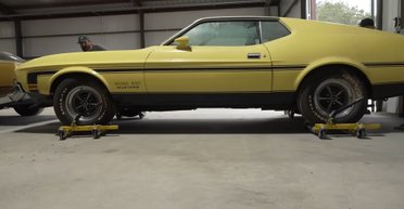Раритеты на $500 000: обнаружена заброшенная коллекция винтажных Ford Mustang (видео)