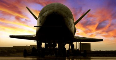 Секретний літак США X-37B повертається в космос із новими технологіями: що відомо (фото)