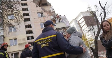 Мощный взрыв в Хмельницком: есть пострадавшие, поврежден целый подъезд жилого дома (фото)