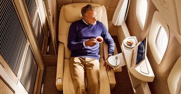 Квиток коштував майже 6 тисяч євро: чоловік показав, що його чекало у першому класі літака