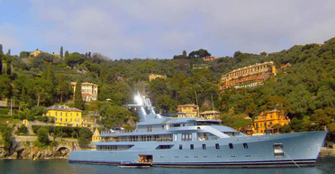 Миллиардер на яхте, меняющей цвет, остановился у побережья и начал "играть в Монополию"