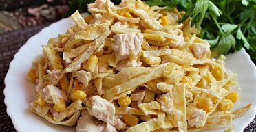 Необычно и оригинально: рецепт салата с блинами и индейкой