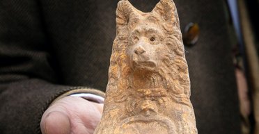 Размером с ладонь. В Риме обнаружили терракотовую статую в виде собачьей головы (фото)