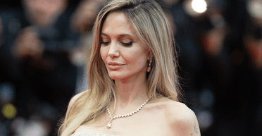 Анджеліна Джолі зʼявилася в Каннах в елегантній дизайнерській сукні (фото)