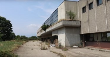 Ничейные машины и заросший трек: на видео показали закрытый автозавод в Италии