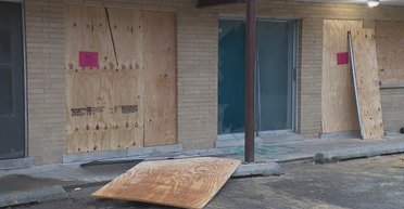 Потрапили в пастку: багатоквартирний будинок був забитий дошками з мешканцями всередині (відео)