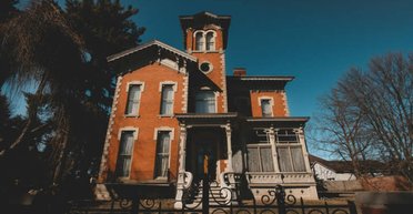 Незнайомці вторглися в порожній будинок і захищають його від таких самих, як вони (фото)