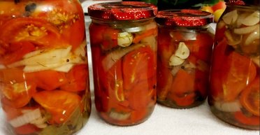 Πомідори з цибулею в олії: швидкий рецепт популярної закуски на зиму