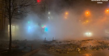 Обвалився фасад будинку: вулиці біля вокзалу у Києві затопило окропом через порив труби (відео)