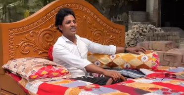 Водії були приголомшені: чоловік проїхався на ліжку містом (відео)