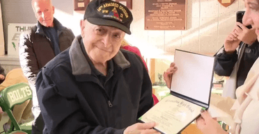 Мужчина официально закончил среднюю школу в 98 лет: почему он так долго учился