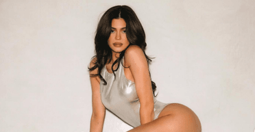 Кайлі Дженнер продемонструвала струнку фігуру в металевому купальнику (фото)