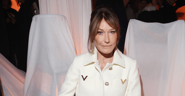 Карла Бруні в елегантному вбранні відвідала показ Valentino (фото)