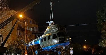 Гелікоптер замість Петра І: у центрі Полтави встановлюють бойовий вертоліт (фото)