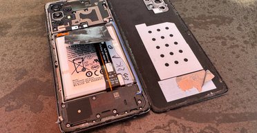 Павел Дуров остался без телефона: его гаджет Samsung буквально развалился из-за жары