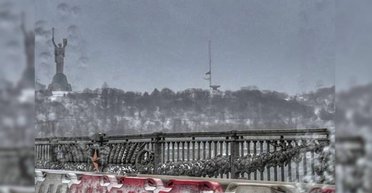 В Киеве непогода повредила самый большой флаг Украины: в КГГА отреагировали (видео)