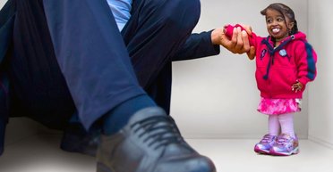 Самая маленькая в мире женщина весит всего 6 кг: как она выглядит в 30 лет (фото)