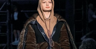 Неприлично и плохо пахнет. Зачем модные бренды выпускают провокационные вещи