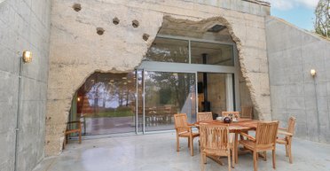 Строился для защиты от Люфтваффе и СССР: для встречи Нового года сдается уникальный бункер