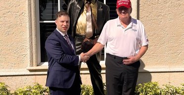 "Памятник неповиновению": Трамп открыл статую, посвященную самому себе (видео)