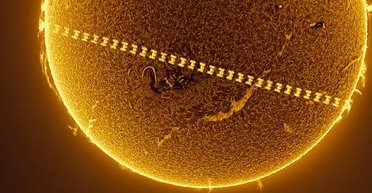 МКС пролітає на тлі активного Сонця: отримано унікальні кадри (фото)