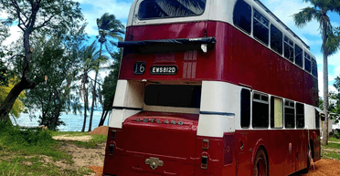 Пара продает уникальный дом-автобус после двух лет путешествий по миру (фото)