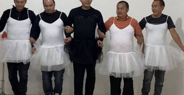 Чоловіки одягли сукні для відео: всі сміялись, поки не почули, скільки вони заробили й для чого