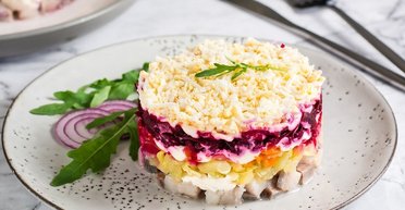 Салаты на новогодний стол: как приготовить классический салат "Селедка под шубой"