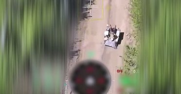 Здолав 14 км: робот ЗСУ вивіз важкопораненого бійця, якому дорогою ще надали допомогу (відео)