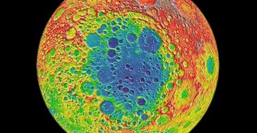 Форма самого большого кратера на Луне беспокоит ученых: она переписывает раннюю историю спутника