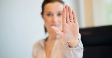 Як тактовно перервати неприємну розмову: 10 ефективних стратегій і фраз