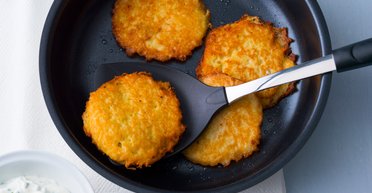 Деруны с квашеной капустой: рецепт оригинального блюда