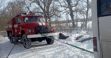 Знеструмлені села і перекриті траси: ДСНС та енергетики ще ліквідовують наслідки негоди (фото)