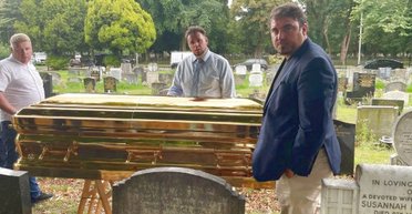 "Деньги не имеют значения": патриарха семьи путешественников похоронили в гробу из сплошного золота