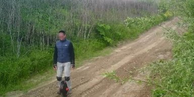На моноколесе в Словакию: на Закарпатье пограничники задержали необычного беглеца (видео)