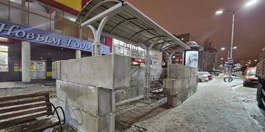 Зупинки Бєлгорода почали зміцнювати бетонними блоками та мішками з піском (фото)