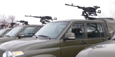 Ще із заводською фарбою: в Торезі бойовики показали нову роту з російських УАЗів